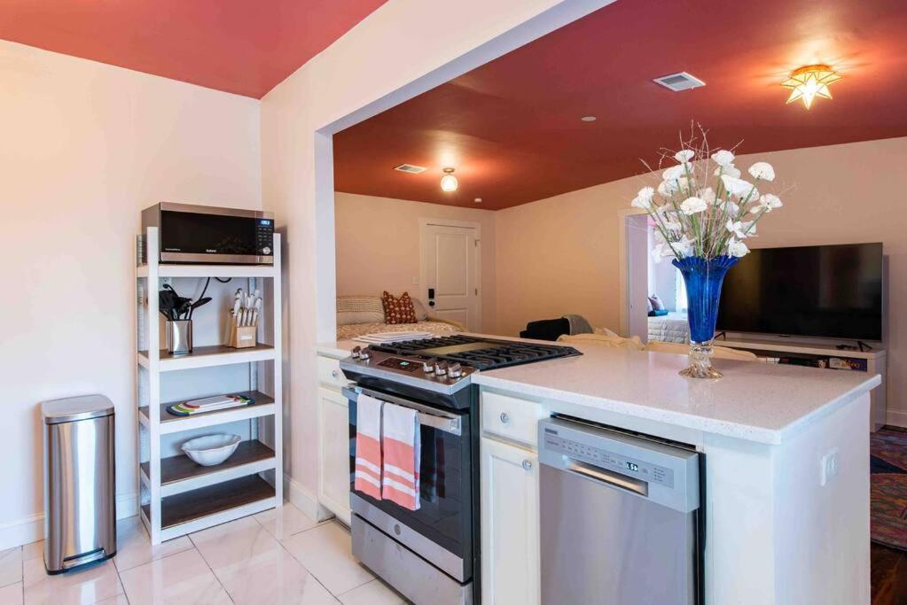 Blush And Bashful Germantown Two Bedroom Apartment ルイスビル エクステリア 写真