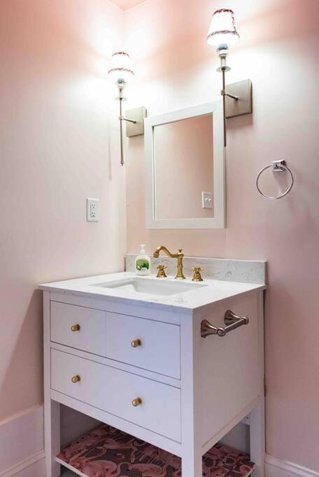Blush And Bashful Germantown Two Bedroom Apartment ルイスビル エクステリア 写真